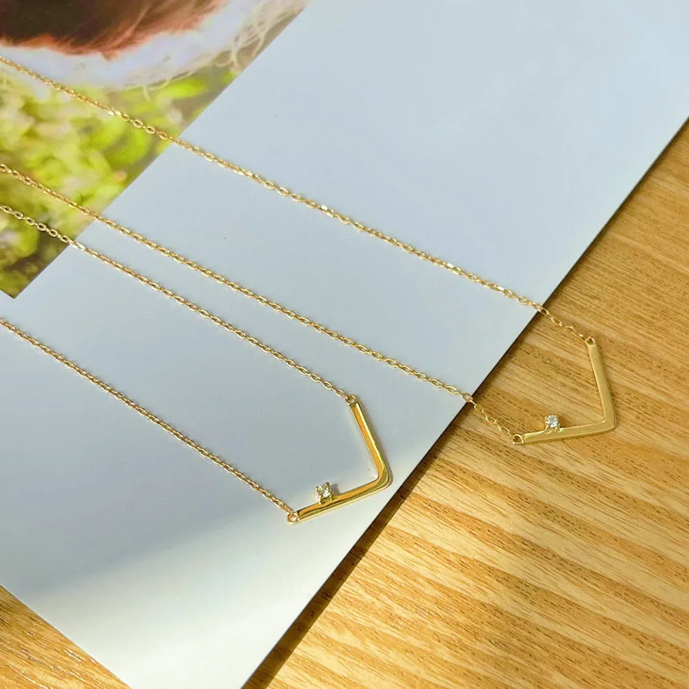 18K Solid Gold Natural Diamond Pendant Necklace Letter V Charm Simple Jewelry