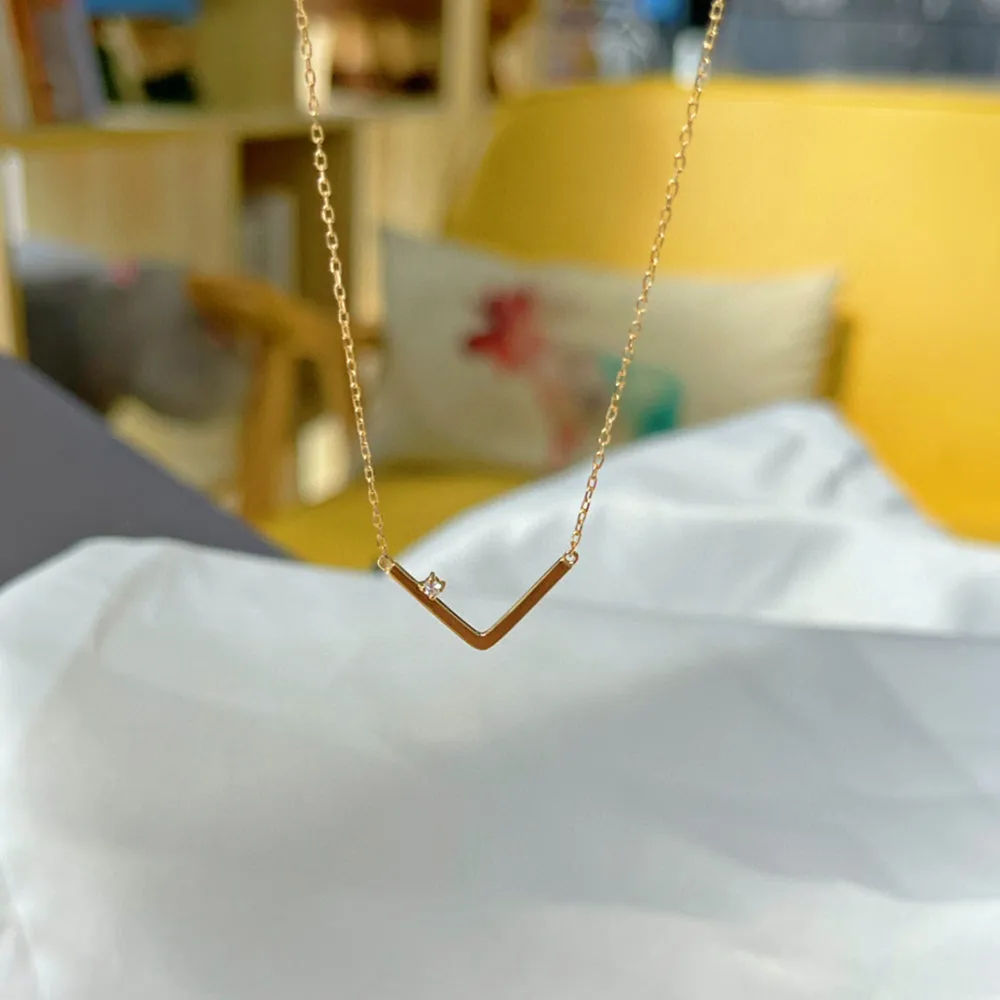 18K Solid Gold Natural Diamond Pendant Necklace Letter V Charm Simple Jewelry