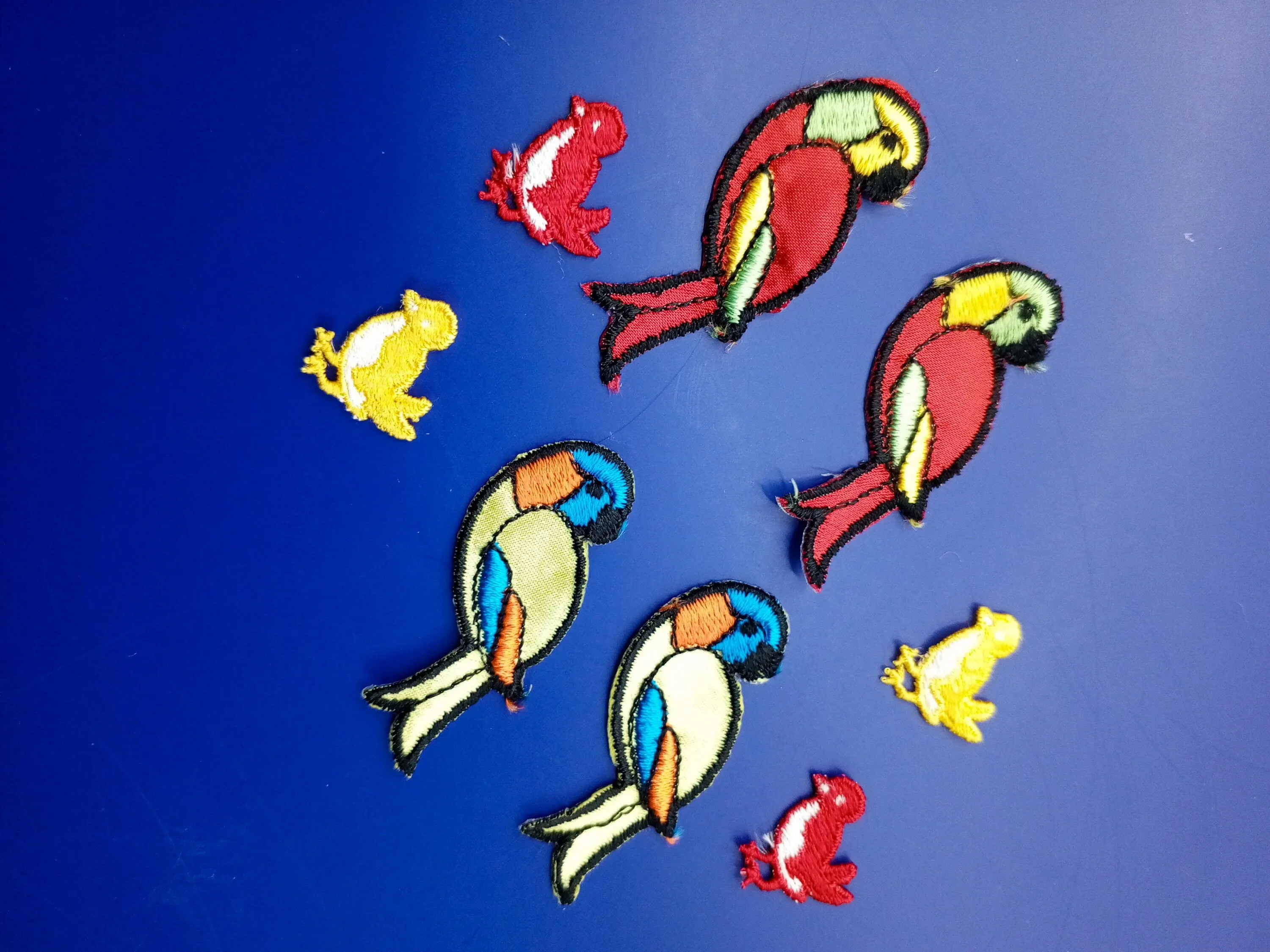 8 Pieces Blue Orange Green PARROTS Patches VINTAGE White Red Yellow Birds Appliques Embellishments 503