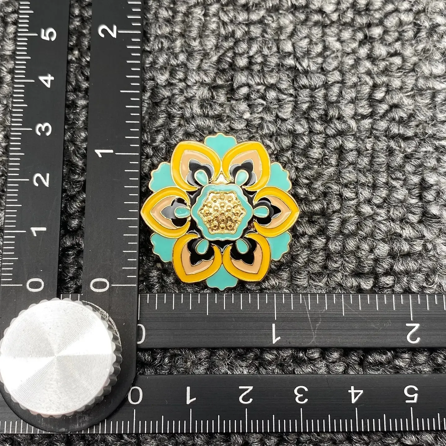 Floral design Green / Yellow Brooch