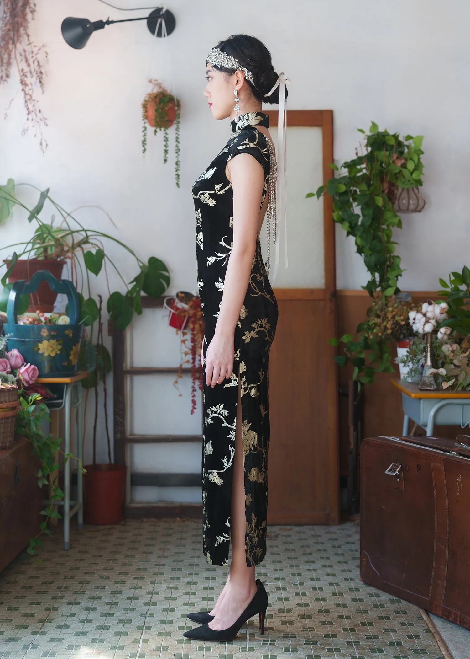 Gilded Dream Backless Qipao w Detachable Crystal (Black/ Gold)