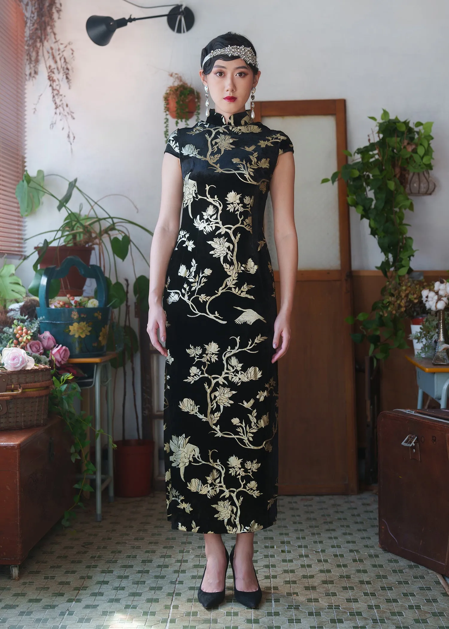 Gilded Dream Backless Qipao w Detachable Crystal (Black/ Gold)