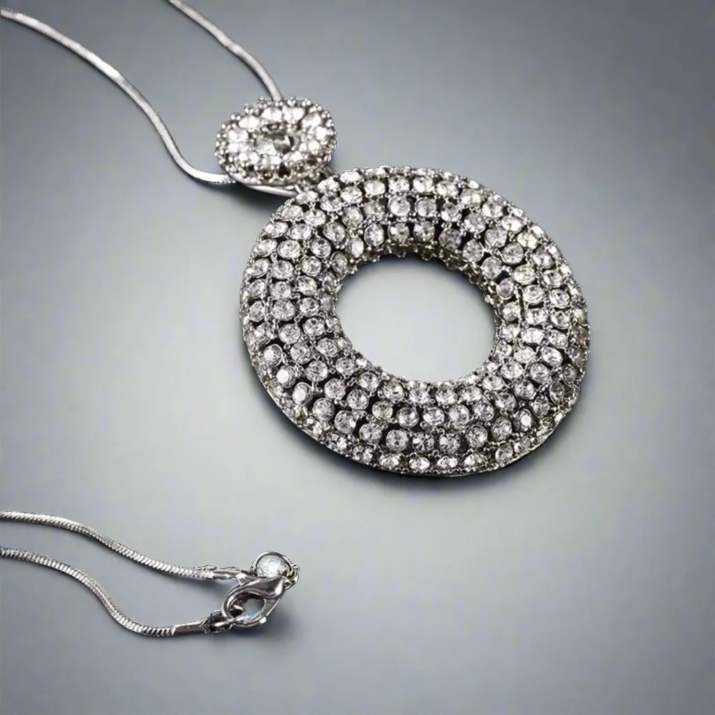 Glamorous Circles Pendant Necklace
