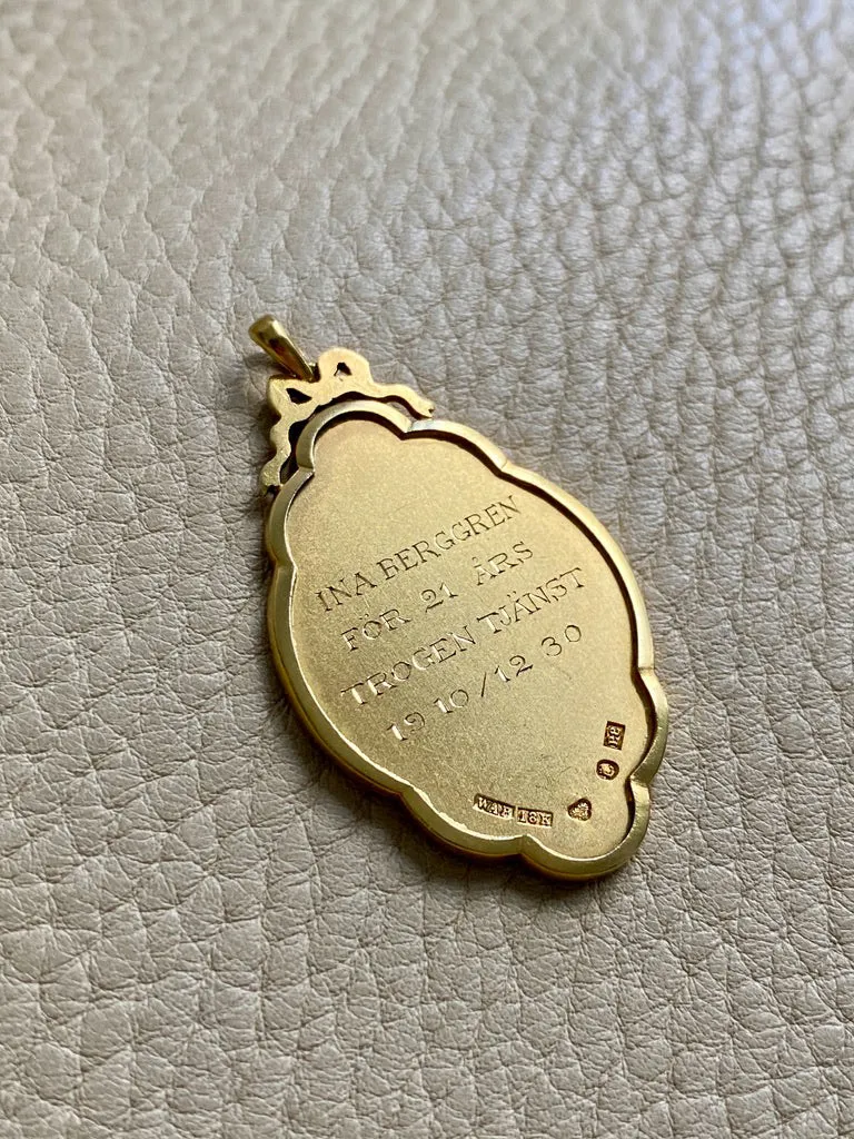 Phenomenal! 1928 Detailed Weighty 18k gold medallion pendant with blue enamel - by WA Bolin